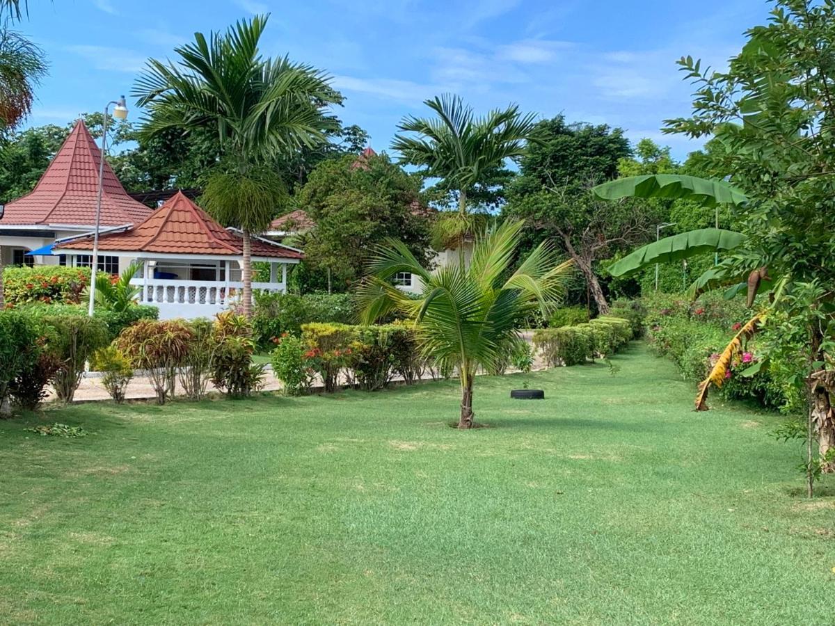 Whistling Villa Runaway Bay Extérieur photo