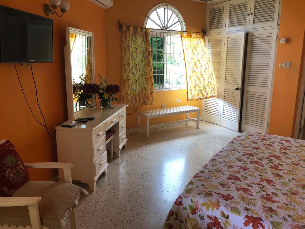Whistling Villa Runaway Bay Extérieur photo